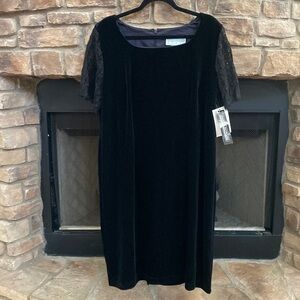 NWT Jessica Howard black crushed velvet dress with lace sleeves. 16